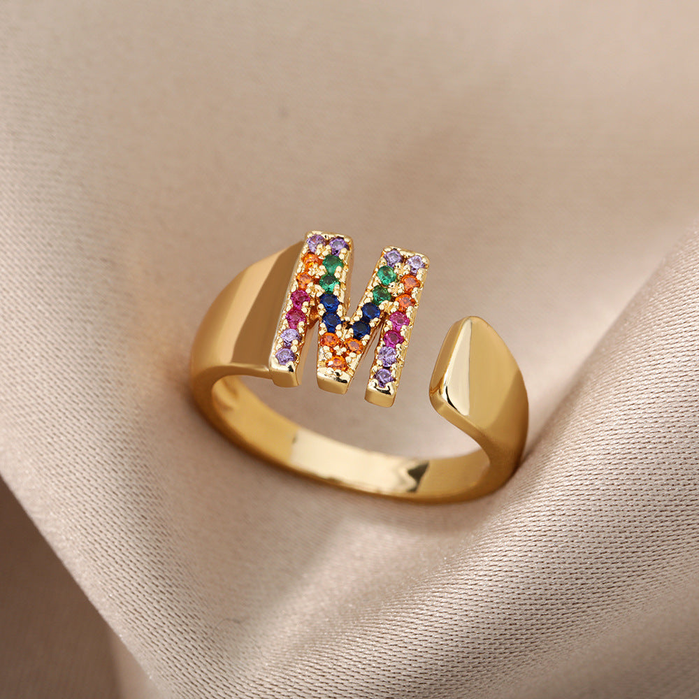 Anillo Letras Oro 18K con Zircones | Diseño Abierto – Buy ByM