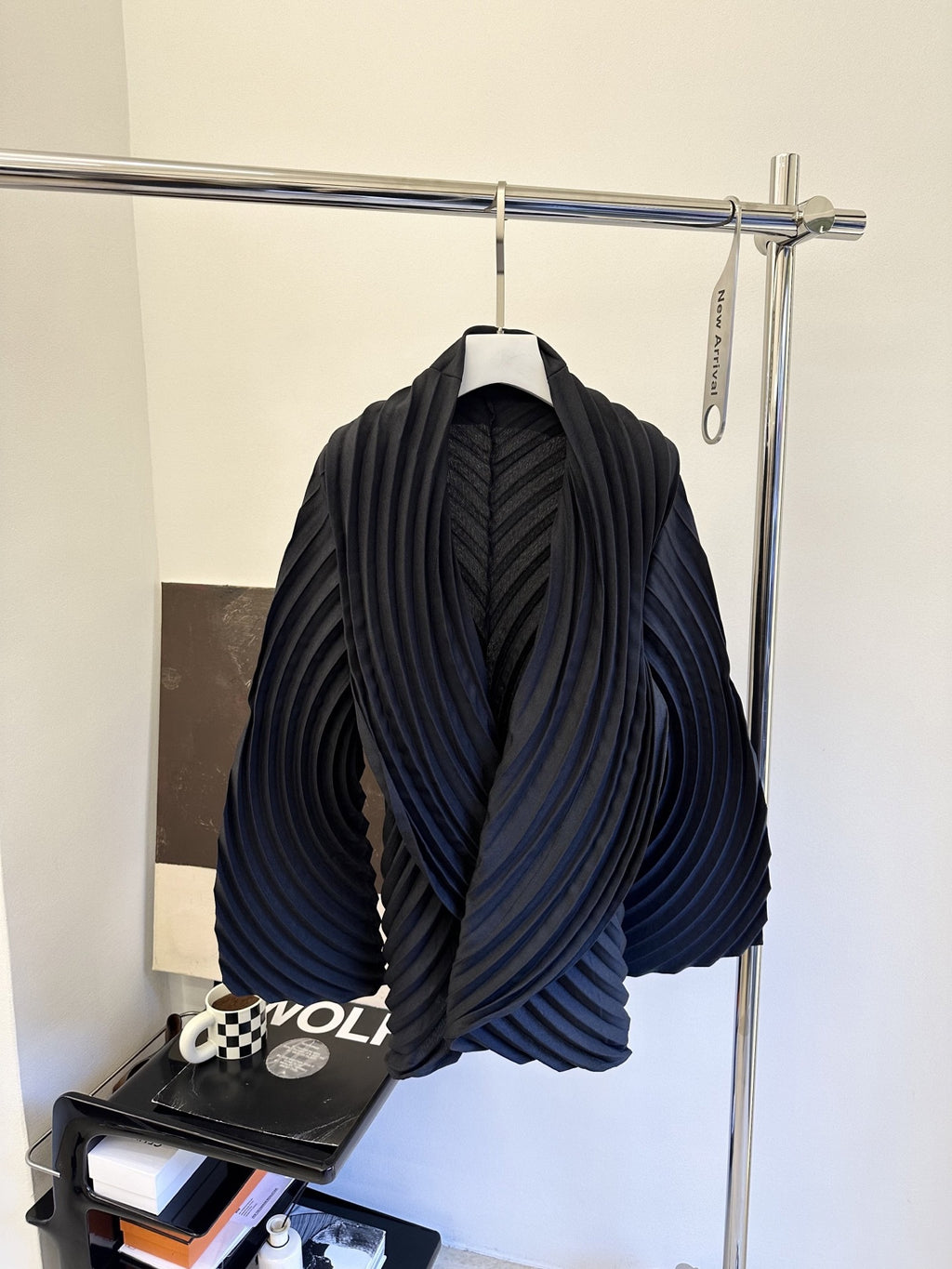 Cardigan Plisado Artesanal Mujer | Abrigo Elegante con Capas – Buy ByM