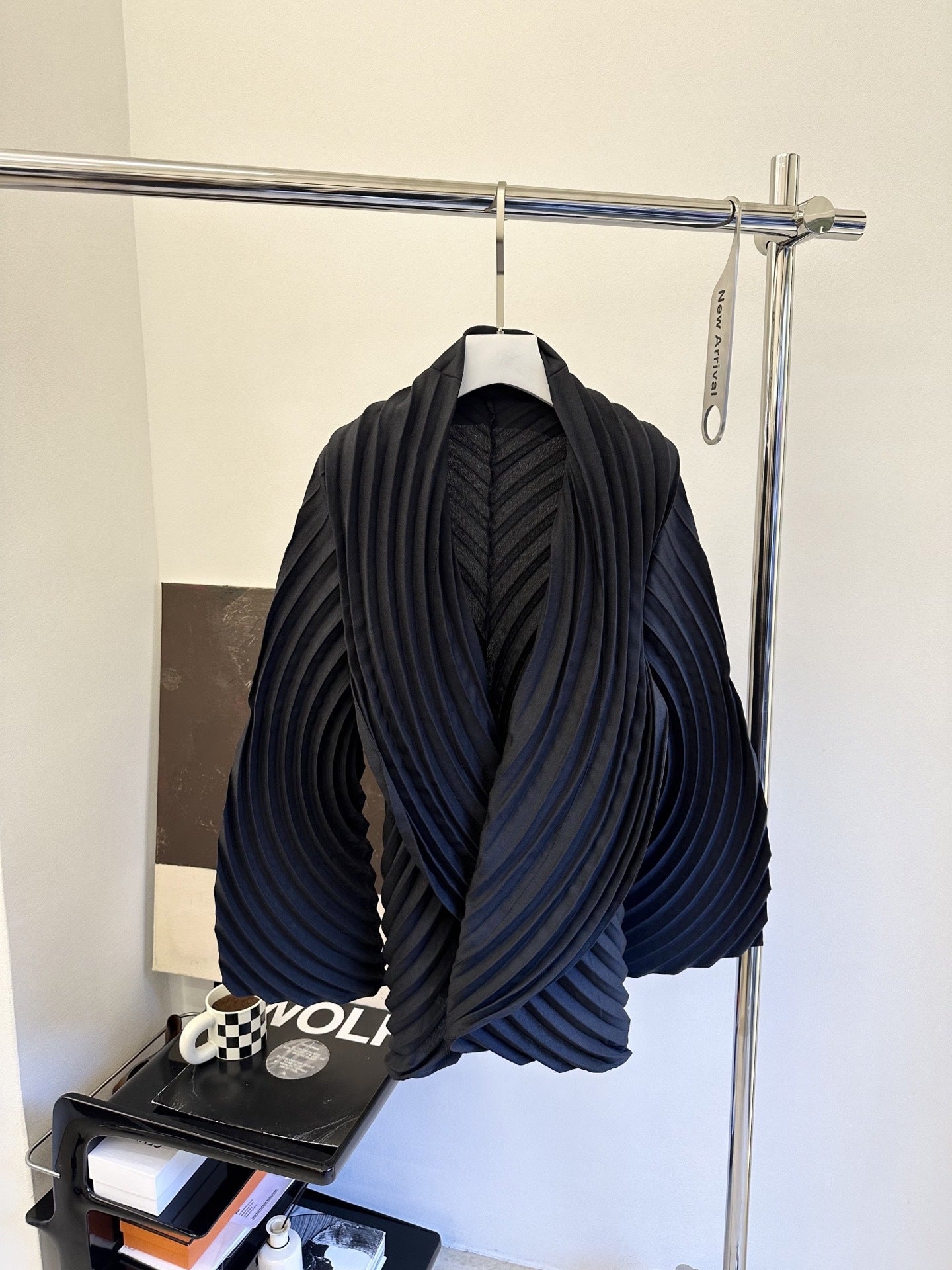 Cardigan Plisado Artesanal Mujer | Abrigo Elegante con Capas – Buy ByM