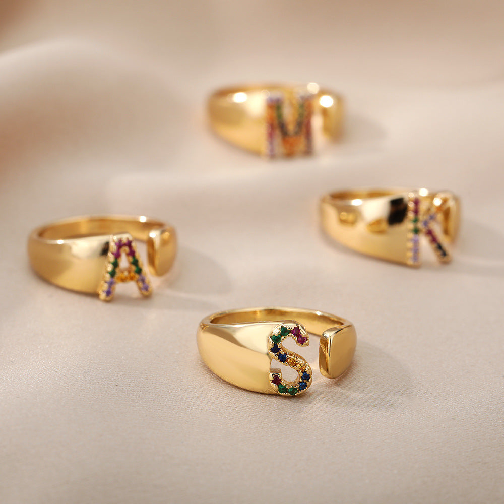 Anillo Letras Oro 18K con Zircones | Diseño Abierto – Buy ByM